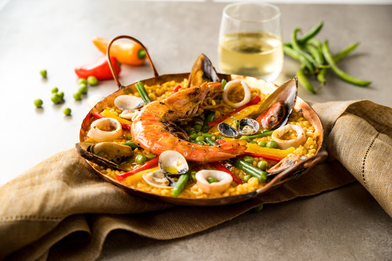 DIA MUNDIAL DA PAELLA: CHEF LEVA A TRADIÇÃO VALENCIANA PARA A MESA DO BRASILEIRO